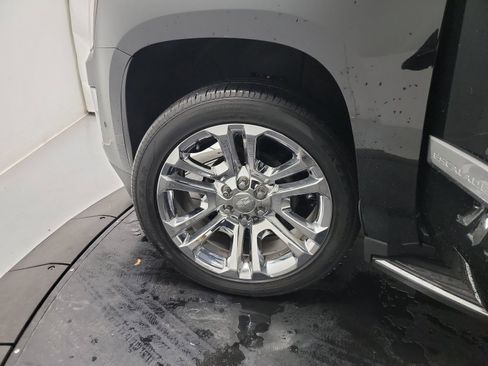 Used 2019 Cadillac Escalade Luxury w/ LPO, Radiant Package image 30