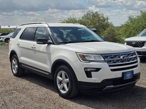 Used 2018 Ford Explorer XLT w/ Equipment Group 202A FWD image 3