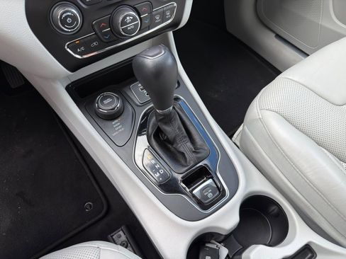 Used 2020 Jeep Cherokee Limited w/ Technology Group image 23