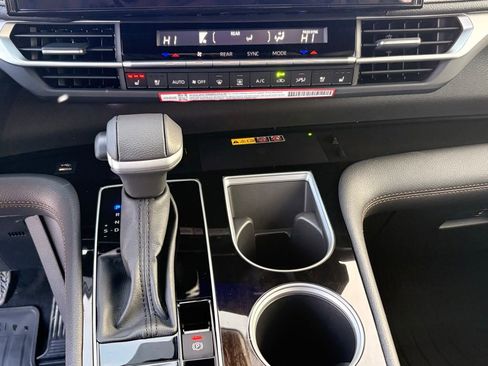 Used 2026 Toyota Sienna Limited image 23