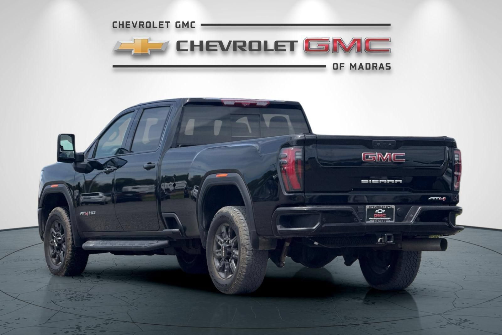 Used 2024 GMC Sierra 2500 AT4 w/ Technology Package AWD/4WD image 5
