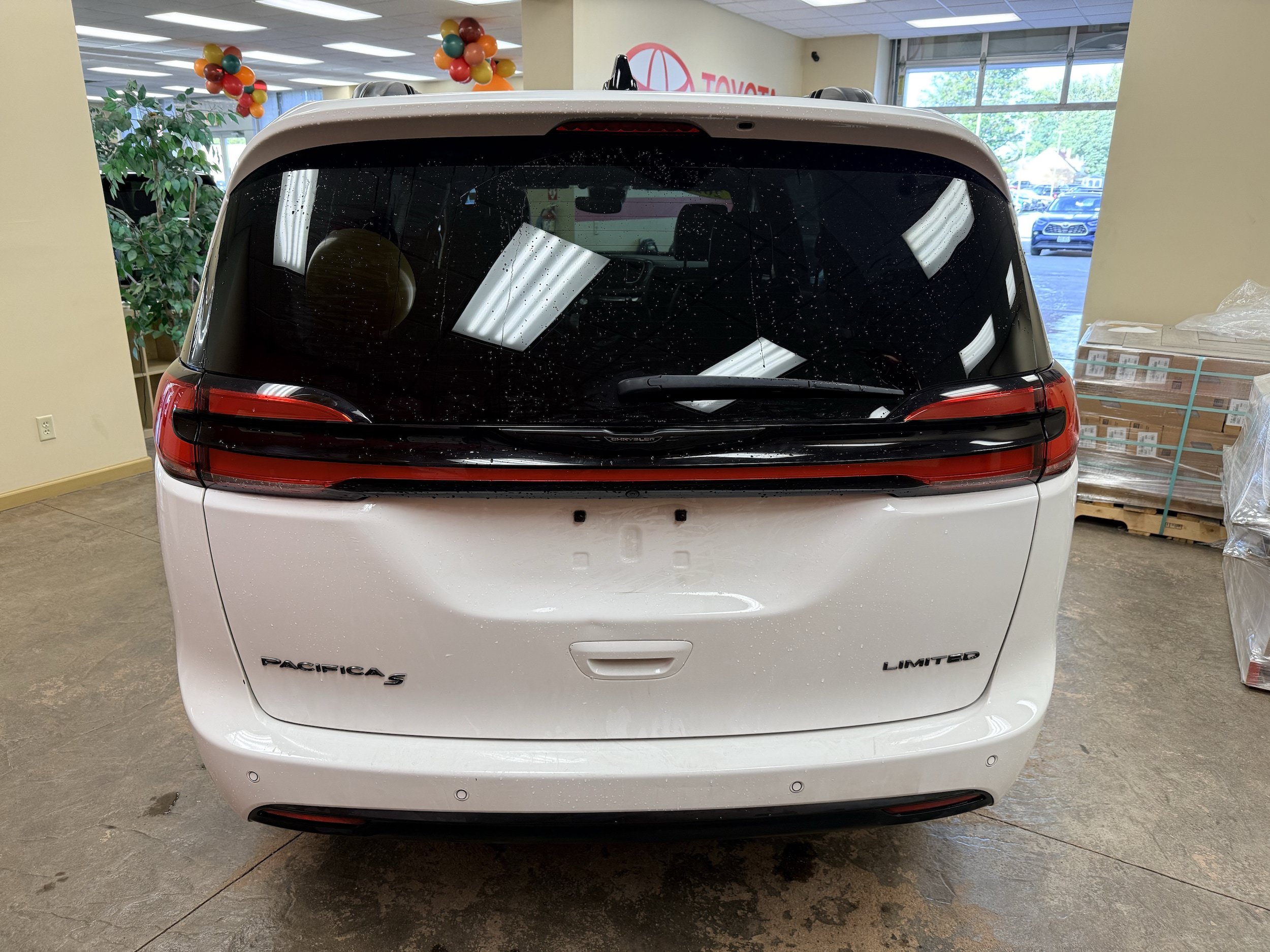 Used 2025 Chrysler Pacifica Limited FWD image 9