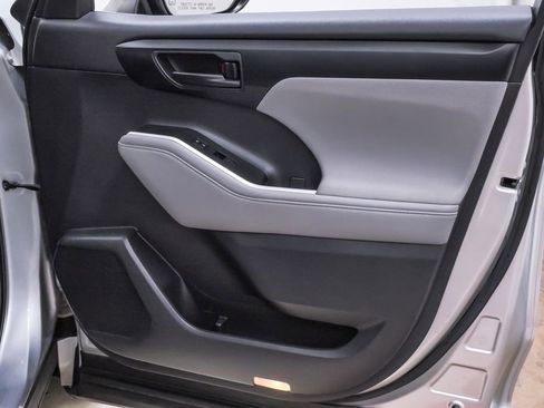 Used 2020 Toyota Highlander LE image 27