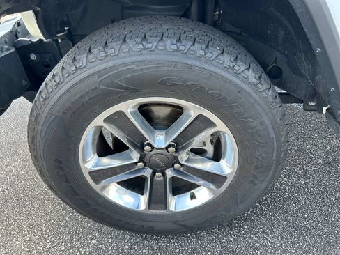 Used 2019 Jeep Wrangler Unlimited Sahara w/ LED Lighting Group AWD/4WD image 23