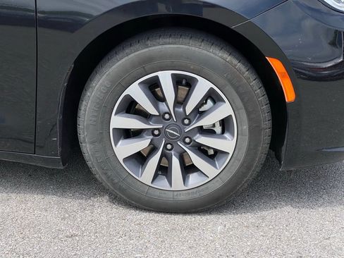 Used 2023 Chrysler Pacifica Touring-L FWD image 33