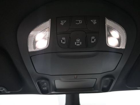Used 2025 Chrysler Pacifica Limited FWD image 30