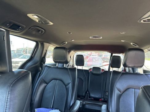 Used 2022 Chrysler Pacifica Touring-L w/ Uconnect Theater Family Group FWD image 3