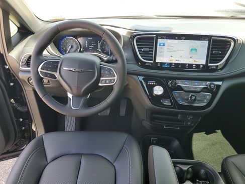 New 2026 Chrysler Pacifica Select image 10