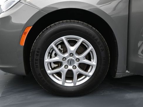 Used 2023 Chrysler Pacifica Touring-L FWD image 30