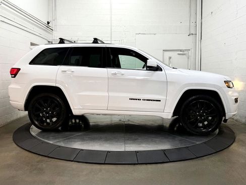 Used 2017 Jeep Grand Cherokee Altitude AWD/4WD image 9