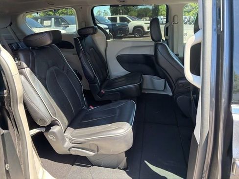 Used 2023 Chrysler Pacifica Limited FWD image 12