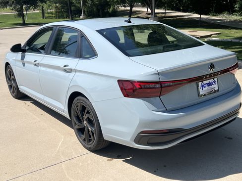 Used 2025 Volkswagen Jetta SE w/ Sunroof Package FWD image 8