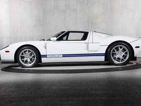 Used 2006 Ford GT RWD image 25