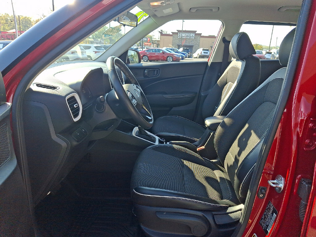 Used 2024 Hyundai Venue Limited FWD image 13