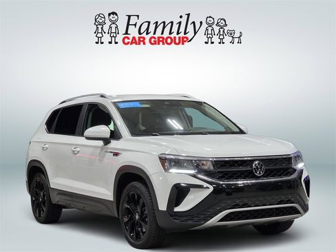Used 2023 Volkswagen Taos SE w/ Black Wheel Package image 2