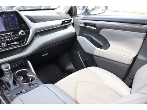 Used 2021 Toyota Highlander Platinum FWD image 31