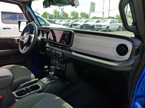 Used 2025 Jeep Wrangler Unlimited Sahara AWD/4WD image 11