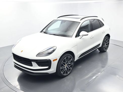 Certified 2026 Porsche Macan AWD/4WD image 32