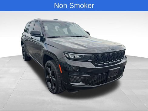Used 2023 Jeep Grand Cherokee Altitude AWD/4WD image 9