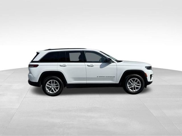 Used 2025 Jeep Grand Cherokee Laredo X w/ Luxury Tech Group I AWD/4WD image 2
