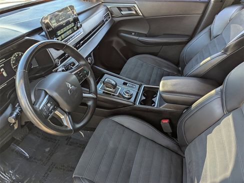 Used 2024 Mitsubishi Outlander AWD image 19