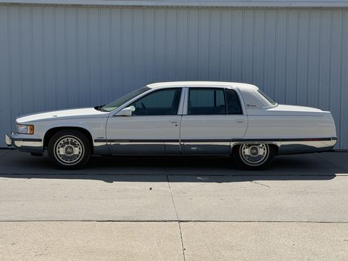 Used 1996 Cadillac Fleetwood Brougham RWD image 10
