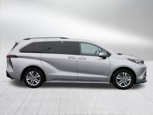 New 2024 Toyota Sienna XLE image 8