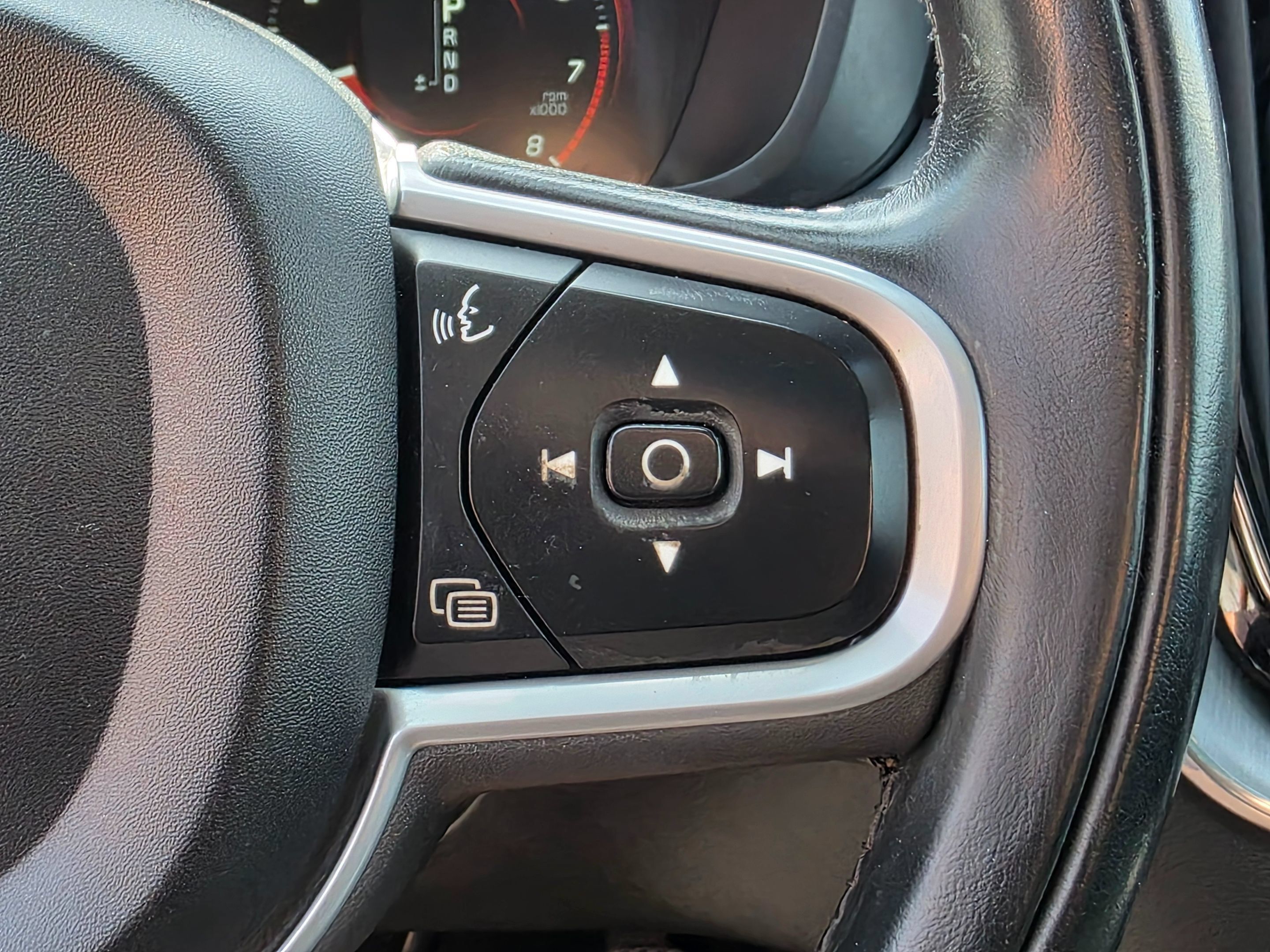 Used 2019 Volvo XC60 T6 Momentum w/ Multimedia Package AWD/4WD image 34