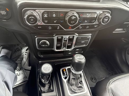 Used 2018 Jeep Wrangler Unlimited Sahara w/ Dual Top Group AWD/4WD image 22