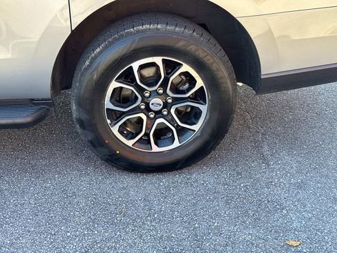 Used 2024 Ford Expedition Max XLT image 11