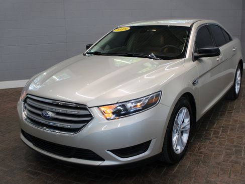 Used 2018 Ford Taurus SE image 3