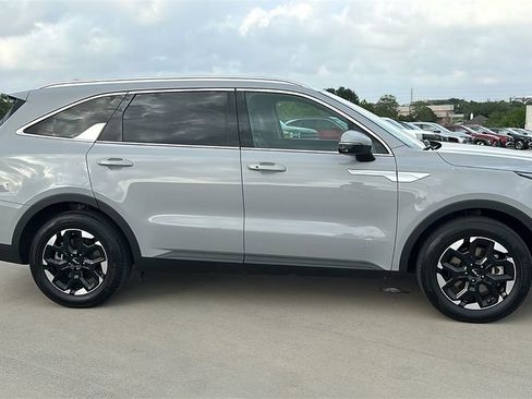 Used 2024 Kia Sorento S FWD image 13