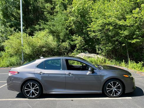 Used 2020 Toyota Camry SE w/ Sunroof Package FWD image 6