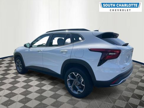 Used 2025 Chevrolet Trax LT FWD image 6