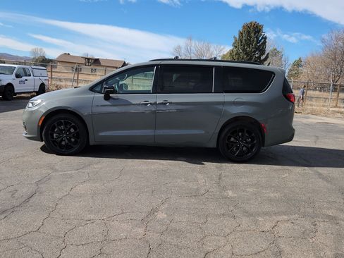 Used 2023 Chrysler Pacifica Limited w/ S Appearance Package image 6