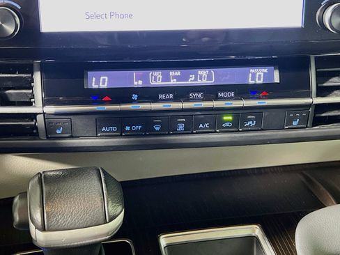 Used 2024 Toyota Sienna XLE FWD image 26