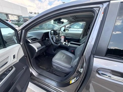 Used 2021 Toyota Sienna Limited FWD image 13