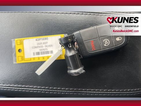 Used 2025 Jeep Compass Limited image 39