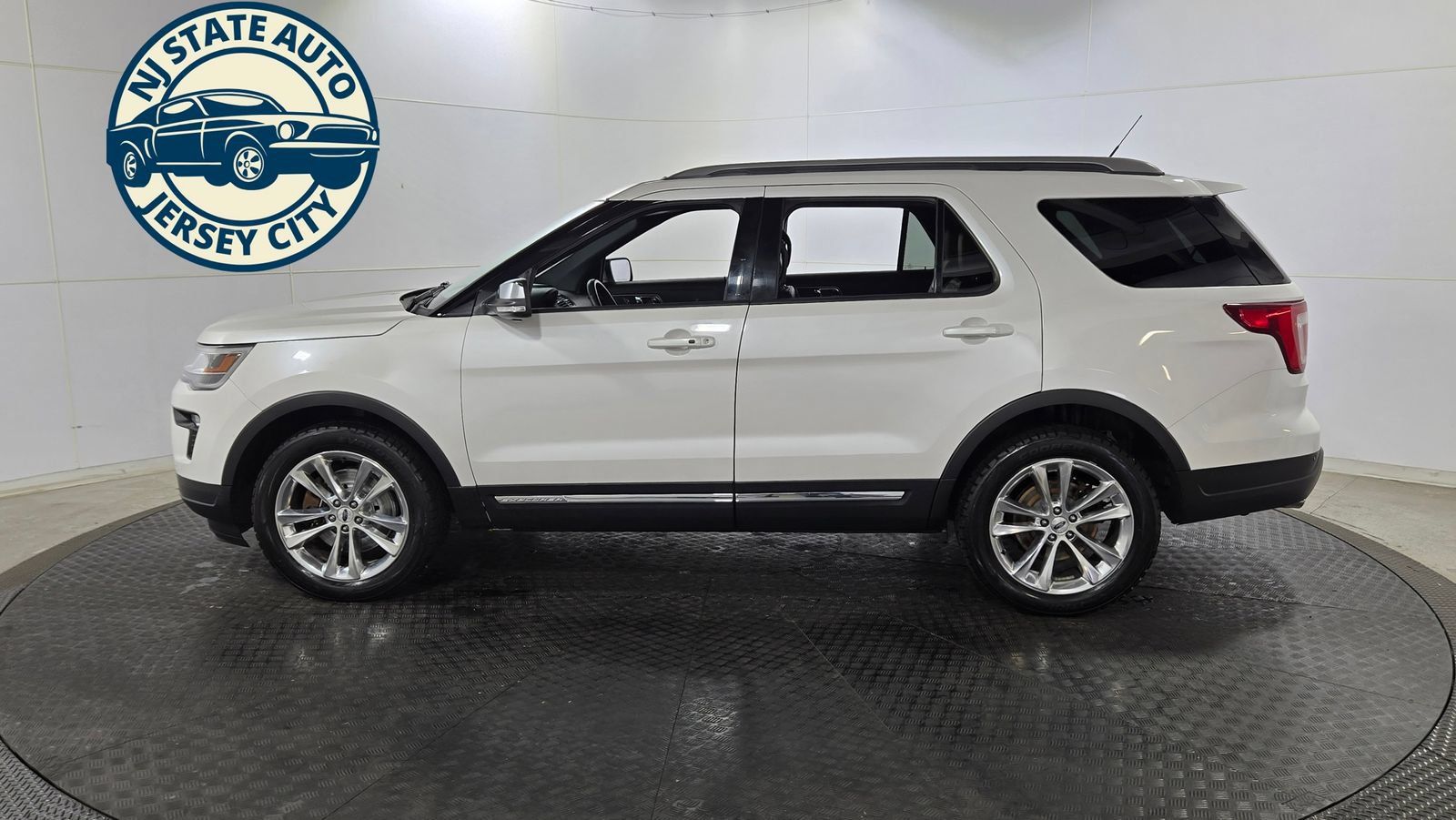 Used 2019 Ford Explorer XLT w/ Equipment Group 202A AWD/4WD image 11