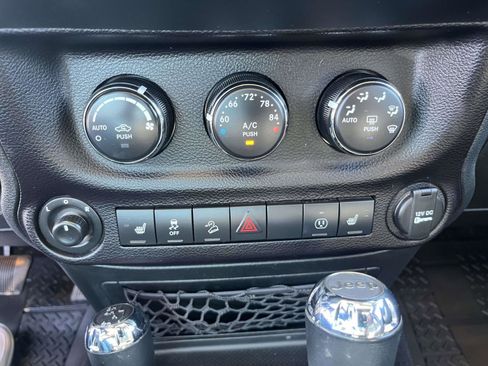 Used 2018 Jeep Wrangler Unlimited Rubicon w/ Cold Weather Group AWD/4WD image 15