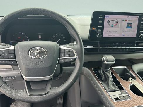 Used 2022 Toyota Sienna XLE FWD image 12