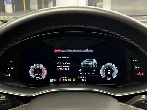 Used 2023 Audi Q8 Premium image 21