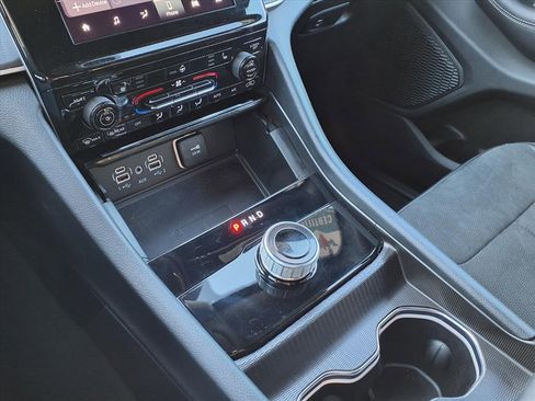 Used 2024 Jeep Grand Cherokee Altitude image 25