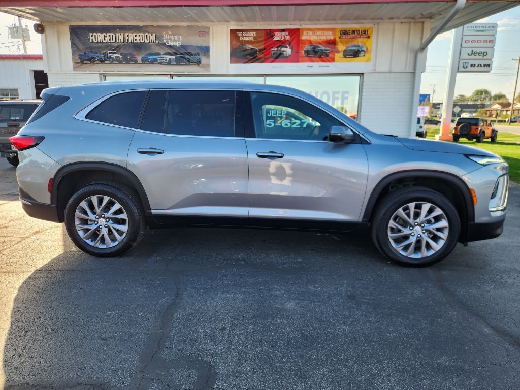 Used 2025 Buick Enclave Preferred AWD/4WD image 2