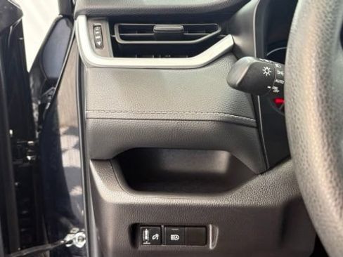 Used 2025 Toyota RAV4 XLE FWD image 32