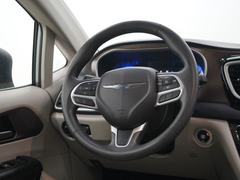 Used 2017 Chrysler Pacifica Touring w/ Tire & Wheel Group FWD image 15