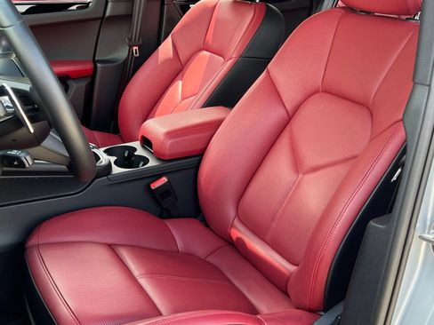 Certified 2026 Porsche Macan AWD/4WD image 5