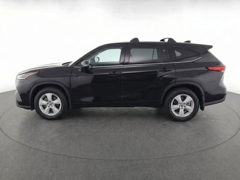 Used 2023 Toyota Highlander LE AWD/4WD image 6