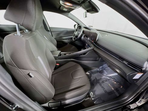 Certified 2025 Hyundai Elantra SEL image 27