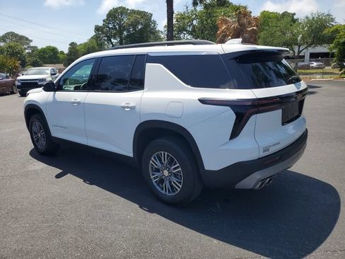 Used 2025 Chevrolet Traverse LT FWD image 4